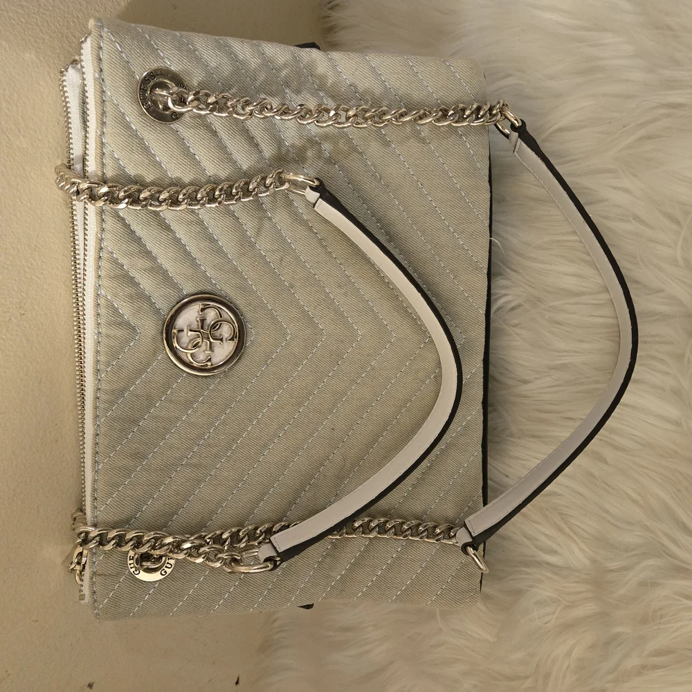 Guess Chain Bag Shoulder Elegant Silver Quilted Handbag Logo - Picture 8 of 13